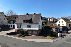 Gepflegtes Einfamilienhaus mit großzügigem Anbau und Garagen in zentraler Ortslage – Steinmetzstraße 2, 35713 Lahn-Dill-Kreis – Vorschaubild 1