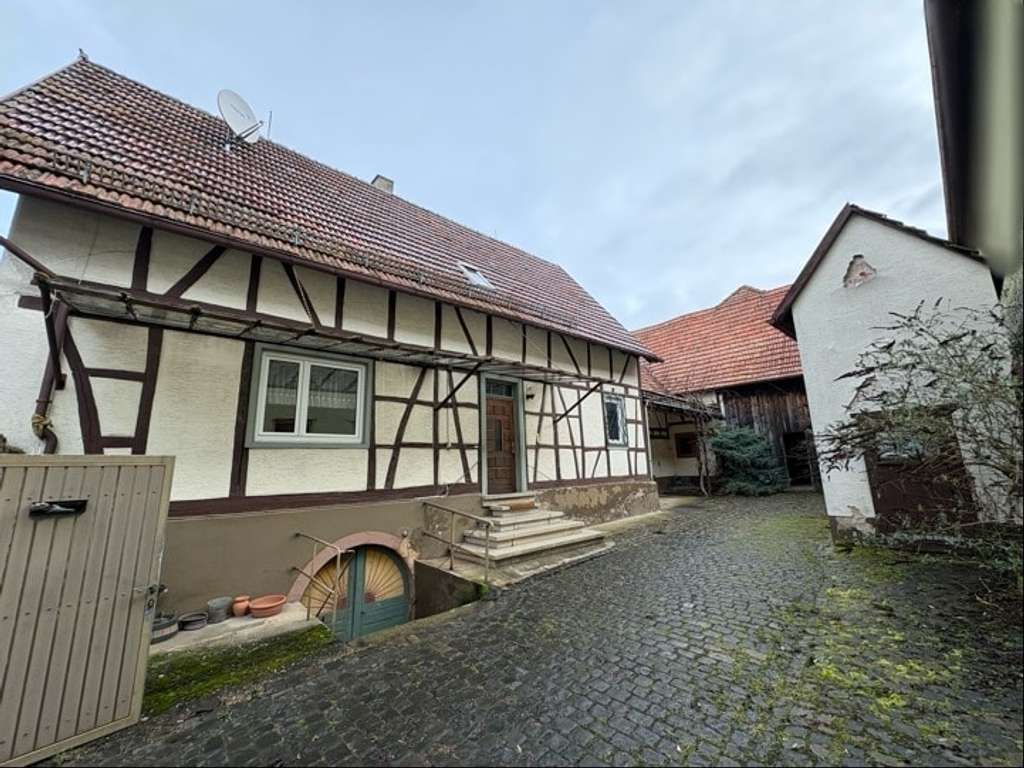 Immobilie in Billigheim-Ingenheim - Charmantes Fachwerkhaus mit großer Scheune und Innenhof - Bild 1