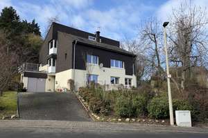 Großzügiges Familiendomizil mit Blick ins Grüne -  Ihr neues Zuhause in Bad Kreuznach-Süd  – Die vollständige Adresse der Immobilie erhältst du vom Anbieter., 55543 Bad Kreuznach – Vorschaubild 2