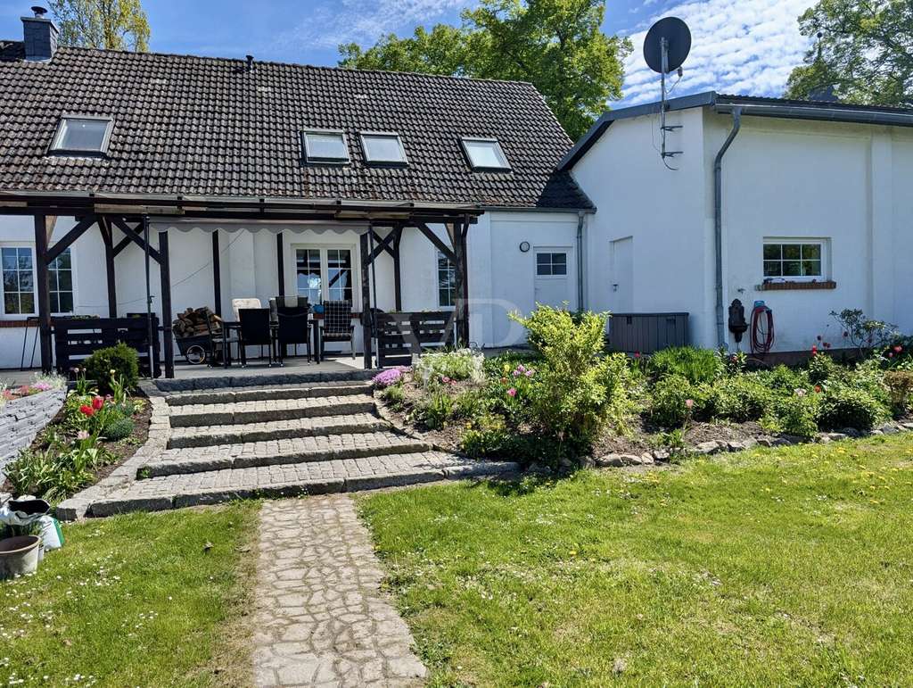 Immobilie in Schloen-Dratow - Geräumige Doppelhaushälfte auf großem Grundstück, unweit von Waren Müritz), mit Doppelgarage - Bild 3