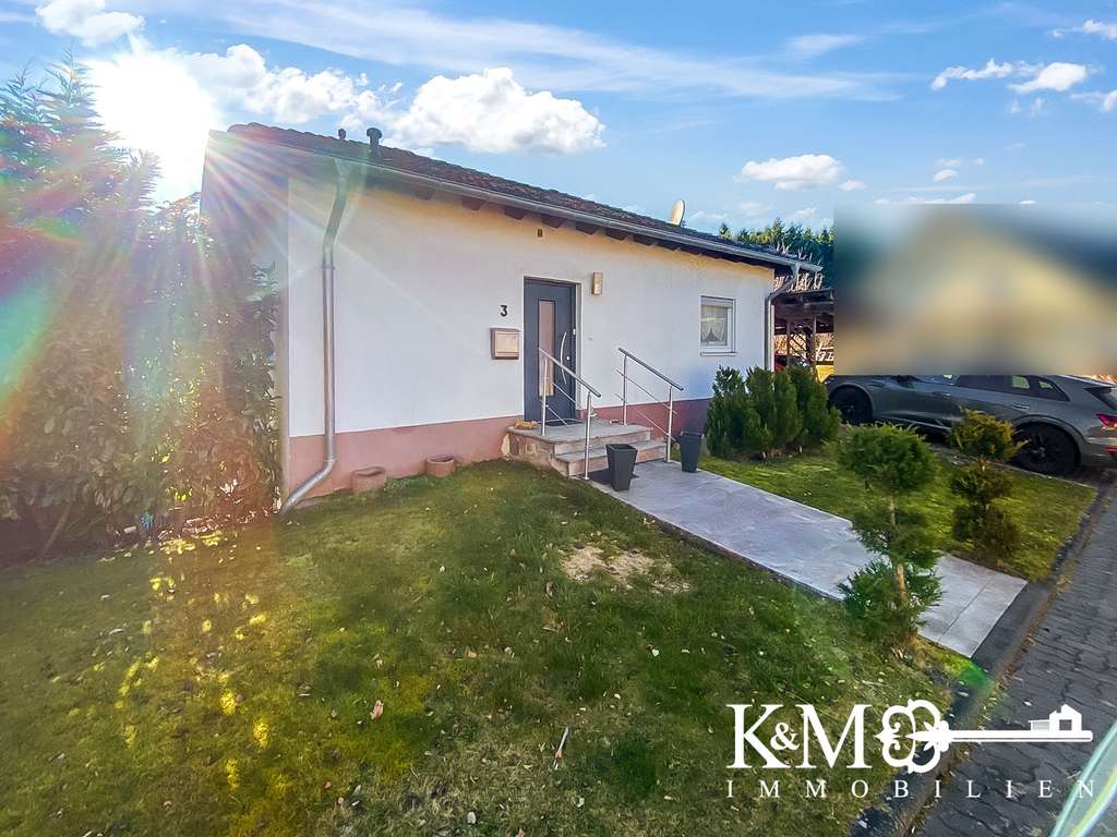 Immobilie in Langenfeld (Rheinland) - Wohnen im Grünen: Einfamilienhaus mit Terrasse, Balkon und großem Grundstück - Bild 0