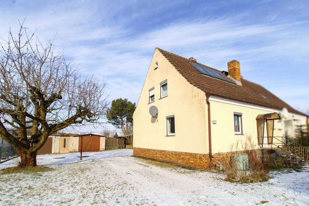 Immobilie in Bernau - Bezugsfrei: Sanierungsbedürftige Doppelhaushälfte mit viel Potenzial und großem Garten - Bild 1