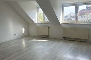 Schöne 2-Zimmer-Wohnung mit EBK und Hobbyraum in Schloßteichnähe!