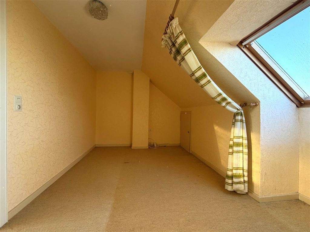 Immobilie in Gehrden - Gehrden Bestlage / großzügiges ZFH + ausgebautes DG mit Außenpool, Doppelgarage !  - Bild 3