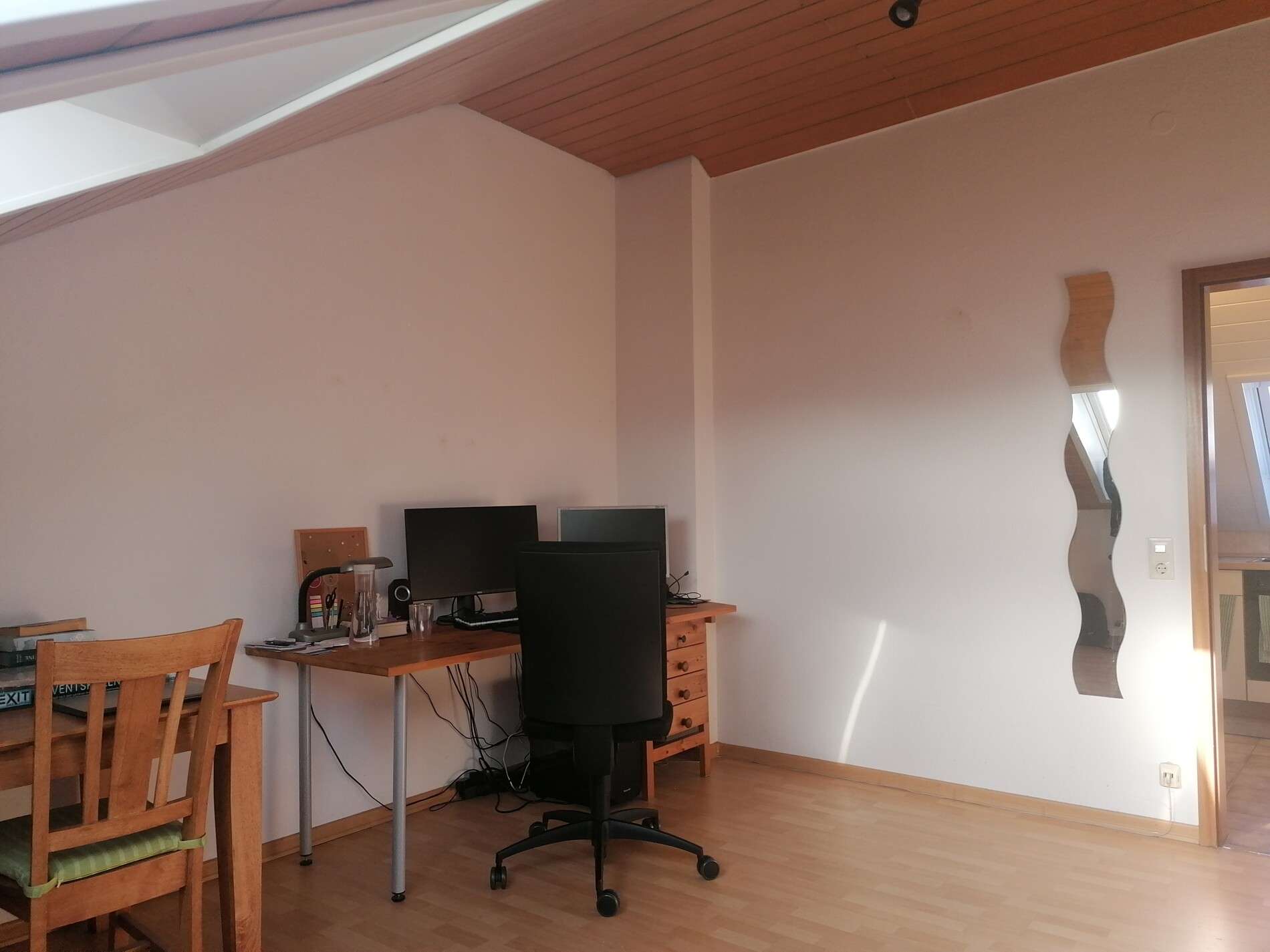 Immobilie in Reutlingen - 2-Zimmer-DG-Wohnung mit Balkon und PKW-Stellplatz – ideal für Singles, Paare & Kapitalanleger - Bild 0