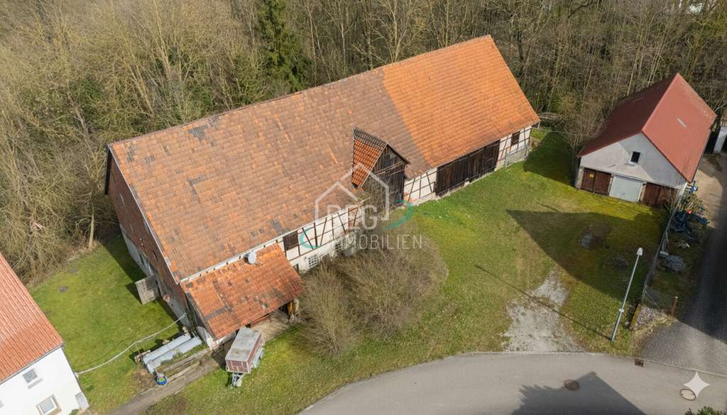 Immobilie in Neuenstein - Großzügiges Zweifamilienhaus mit Scheune, Nebengebäuden und weitläufigem Grundstück - Bild 2