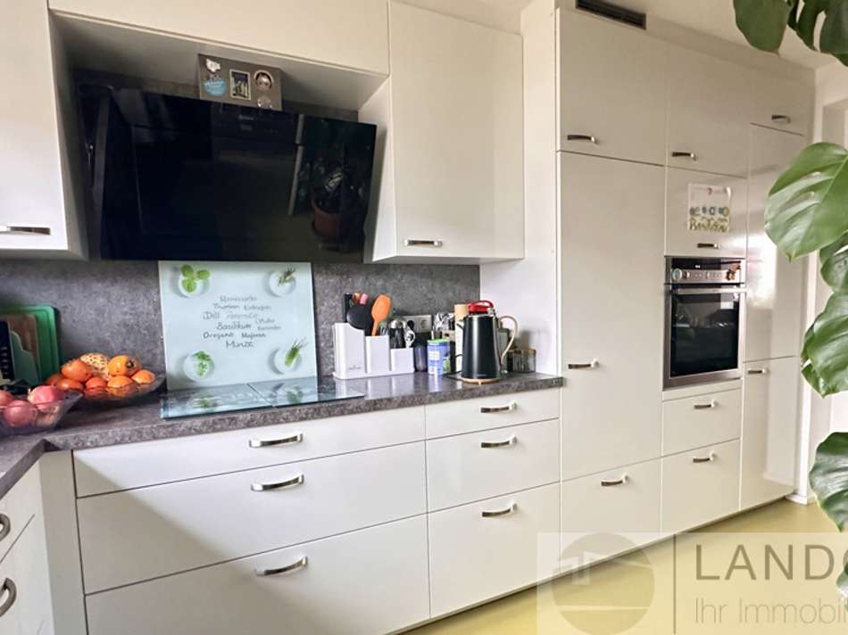 Offene Küche mit Einbaugeräten