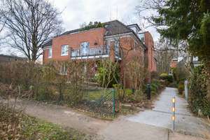 Volksdorf-Teichwiesen: Elegante 3-Zimmer-Wohnung mit Kamin, herrlicher Dachterrasse u. TG-Stellplatz