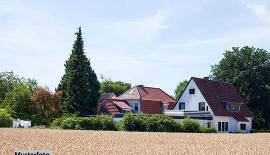 Bild von Einfamilienhaus auf großem Grundstück