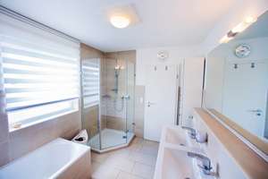 Top end, luxurious, modern family home with Garden, quiet neighbourhood near Strothoff Intl – Die vollständige Adresse der Immobilie erhältst du vom Anbieter., 63263 Neu-Isenburg – Vorschaubild 5