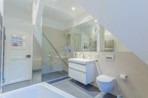 Herzogpark/Bogenhausen: 4-Zimmer-Wohnung mit Dachterrasse, Balkon und Garten – Kolbergerstr 18, 81679 Herzogpark, München – Vorschaubild 12