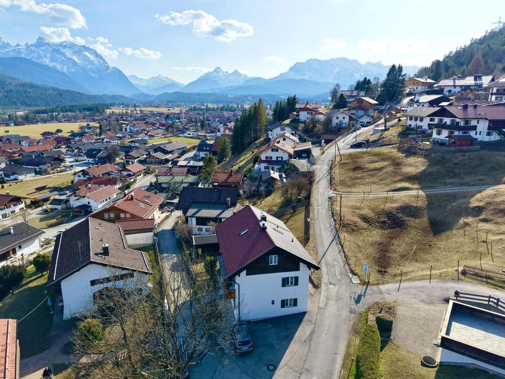 Immobilie in Wallgau - 3-Parteienhaus oder Eigenheim mit Vermietungsmöglichkeit  - Bild 1