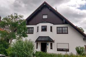 Waldperlach: 3,5-Zi.-Maisonette mit Dachstudio, Balkon & Stellplatz