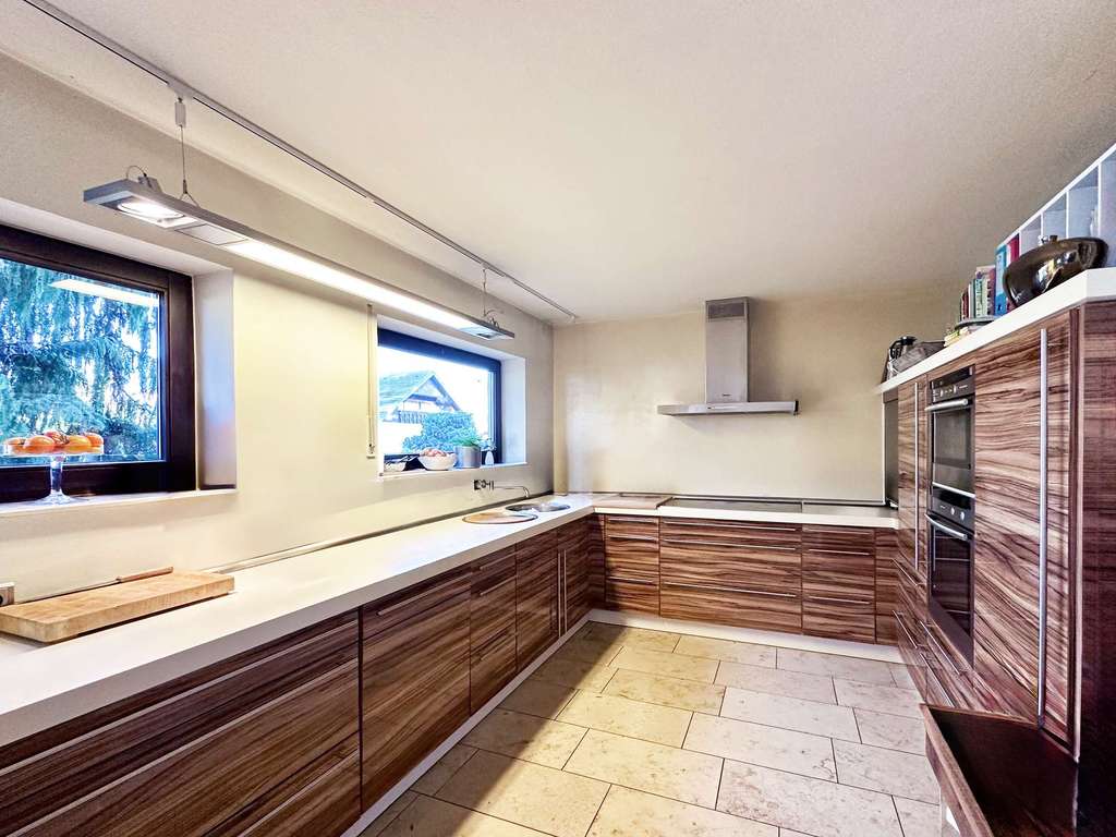 Immobilie in Münster (Hessen) - Großzügiges Wohnhaus mit Einliegerwohnung, Indoor-Schwimmbad & traumhaftem Garten - Bild 2