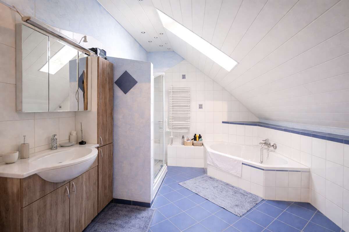 Immobilie in Neuenstadt am Kocher - Traum für Autoliebhaber: Einfamilienhaus mit großzügiger Garage - Bild 1