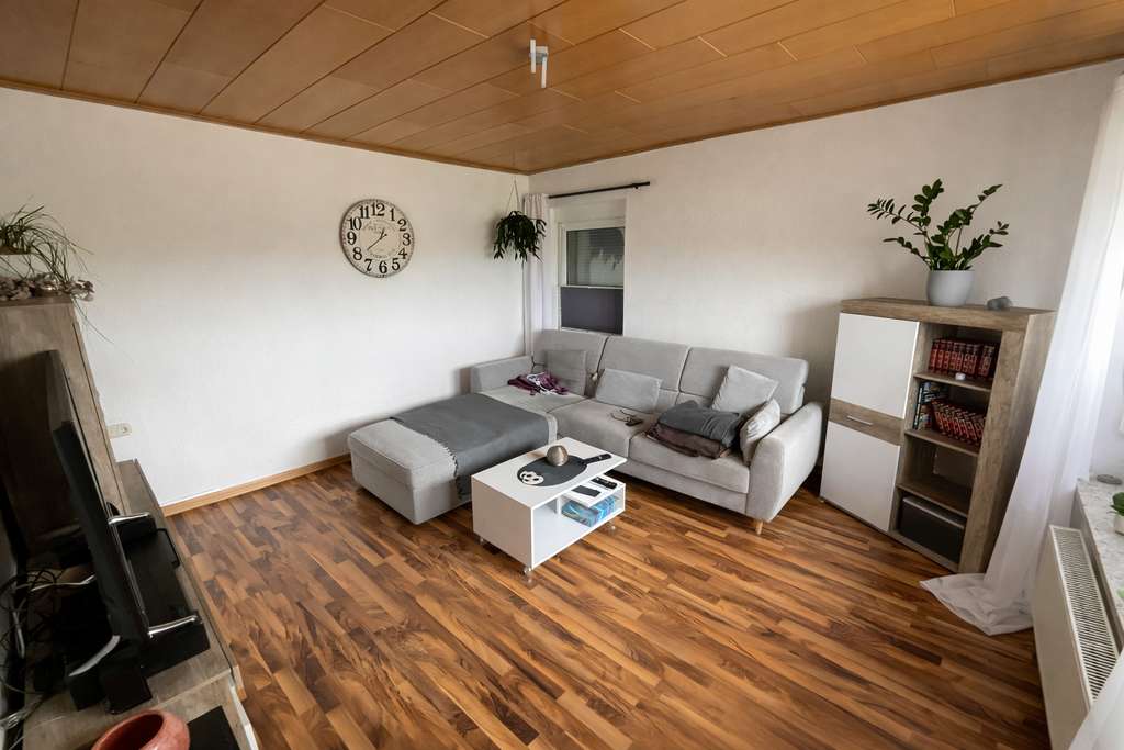 Immobilie in Waldeck - Großzügiges Zweifamilienhaus nahe Edersee mit großem Garten und Ausbaupotenzial - Bild 1