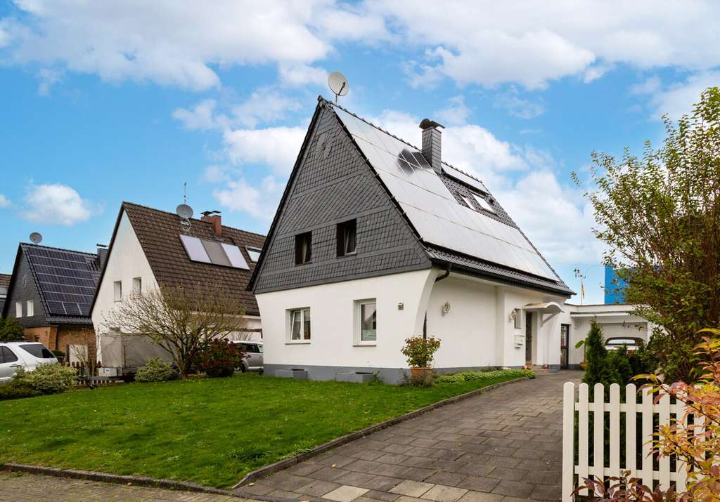 Langenfeld-Immigrath:
Freistehendes Wohnhaus mit Potenzial
auf 830 m² Grundstück in TOP Wohnlage