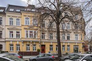 Charmante 4-Raum-Dachgeschosswohnung mit Loggia und sichtbaren Balken in Stadtfeld Ost