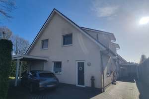 Schöne Doppelhaushälfte aus 2013 mit Carport auf ca. 392 m² Grundstück in ruhiger Lage von Edewecht – Die vollständige Adresse der Immobilie erhältst du vom Anbieter., 26188 Edewecht – Vorschaubild 1