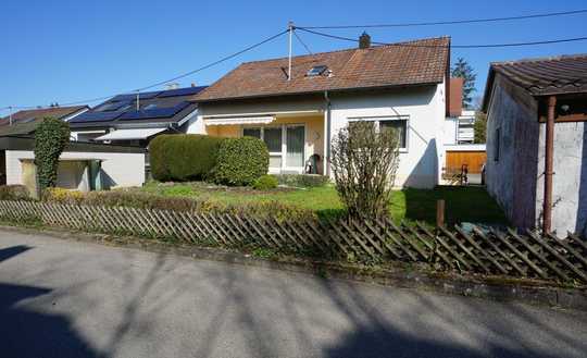 Freistehendes Einfamilienhaus mit schönem Garten und Garage in Ortsrandlage