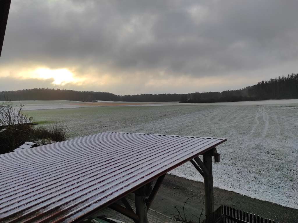 Immobilie in Freihung - Maklerfrei: autark - renoviert - besonderes Haus mit PV Anlage, Brunnen, Wald, Weiher, sep Halle  - Bild 2