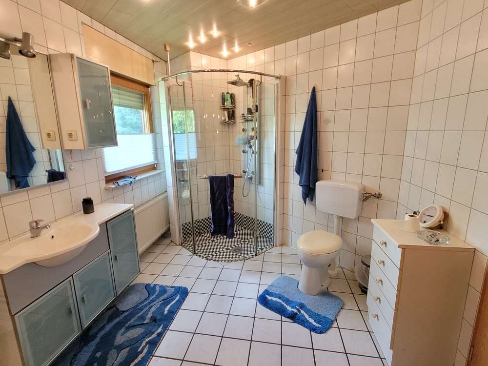 Immobilie in Netphen - Platz für die ganze Familie mit 2 Wohneinheiten auf über 200qm Wohnfläche  in Netphen! - Bild 3