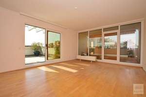 Derendorf: Großzügige 2-Raum Wohnung mit großer Dachterrasse und Einbauküche