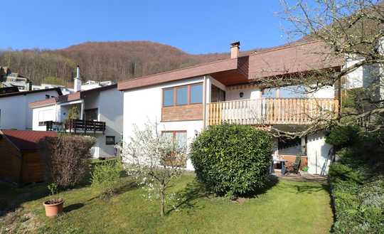 Traumhaftes Einfamilienhaus in Bad Urach mit ELW, Garage und Garten in begehrter Aussichtslage