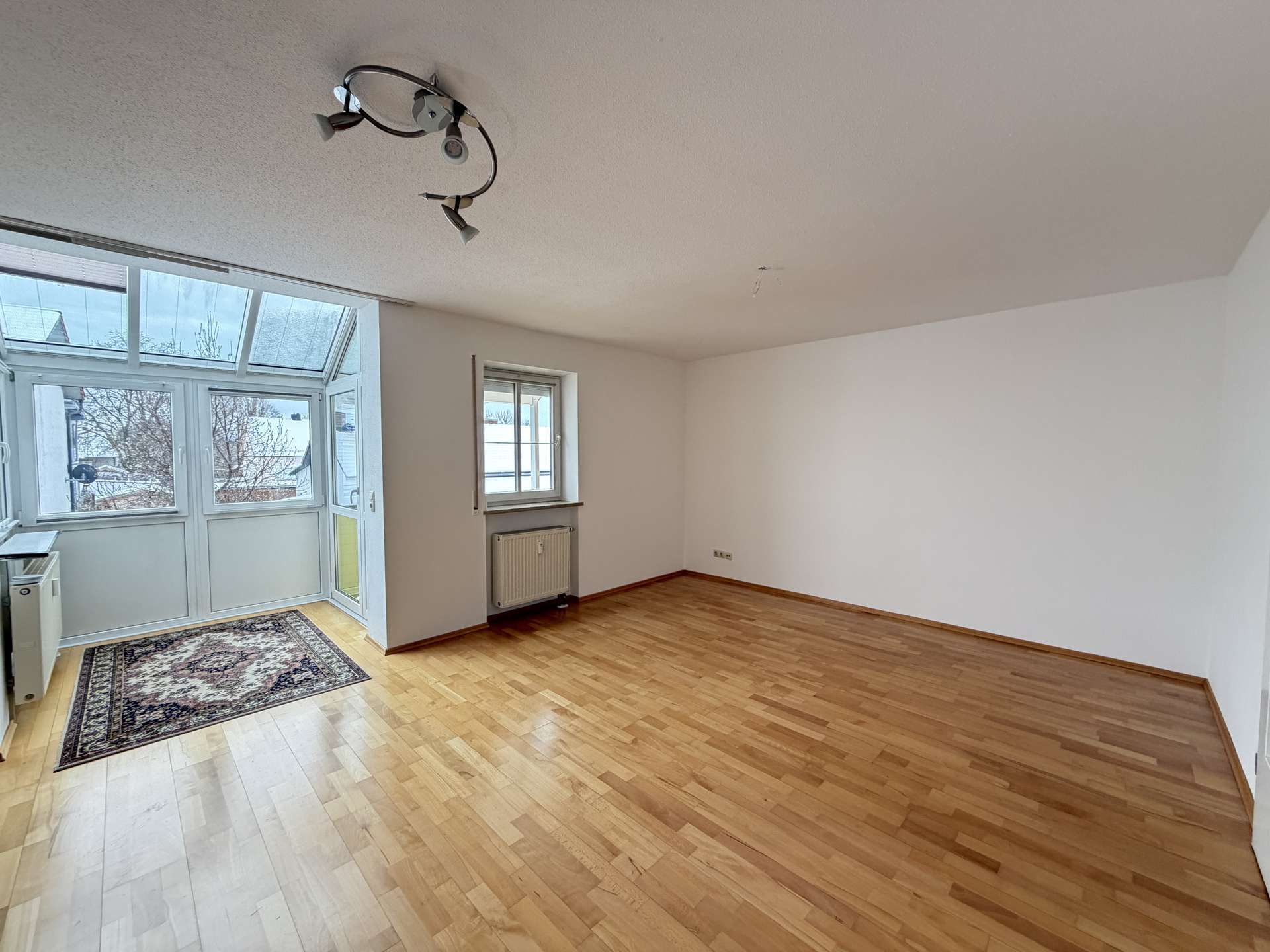 Immobilie in Hofkirchen - Großzügige Maisonettewohnung mit Wintergarten, Balkon, Dachboden & Tiefgarage – Wohnung kaufen - Bild 2