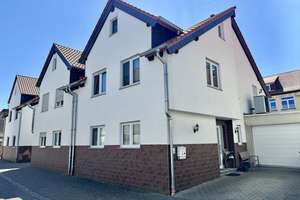 Neuwertiges Familienhaus mit Wohlfühlfaktor – 
Einbauküche, Wärmepumpe, Kachelofen, Klima & Terrass – Die vollständige Adresse der Immobilie erhältst du vom Anbieter., 64839 Münster – Vorschaubild 1