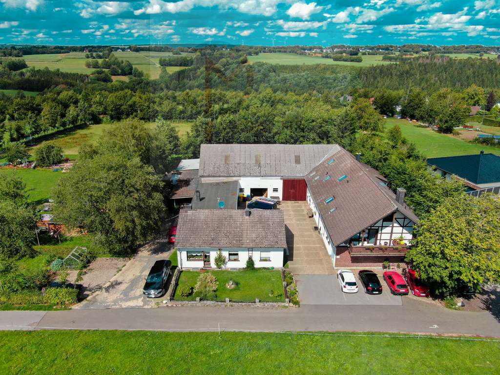 Immobilie in Simmerath - Modernisiertes Anwesen mit 7 Wohnungen, Stallungen & großem Grundstück – Potenzial für 9–10 WE - Bild 0