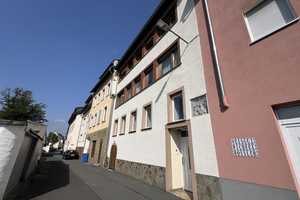 Großzügiges Einfamilienhaus mit Einliegerwohnung und tollem Rheinblick – Rheingau-Taunus-Kreis – Vorschaubild 1