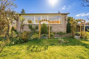 Bungalow auf sonnigem Grundstück – Keller, 2 Garagen, Wintergarten und Ruhiglage mit Top-Anbindung