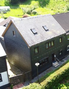 gemütliches Einfamilienhaus in idyllischer Lage mit großem Garten & Garagen zu verkaufen