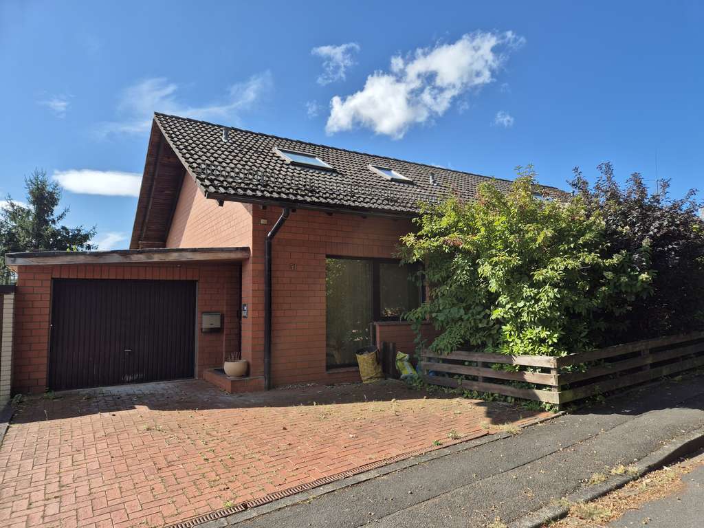 Immobilie in Hardegsen - * Hardegsen * Attraktives Zweifamilienhaus mit ausgebautem Dachgeschoss * GS ca. 999 m² * Garage * - Bild 1