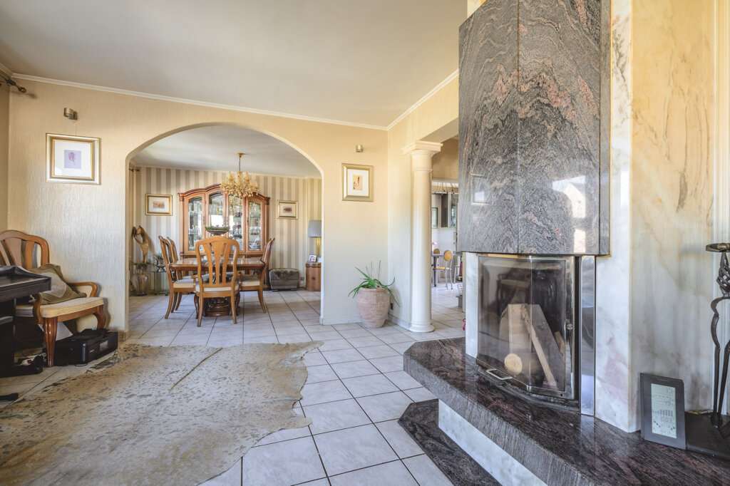 Immobilie in Aldenhoven - Großes, freistehendes Einfamilienhaus mit Einliegerwohnung und Garage  in Siersdorf - Bild 2