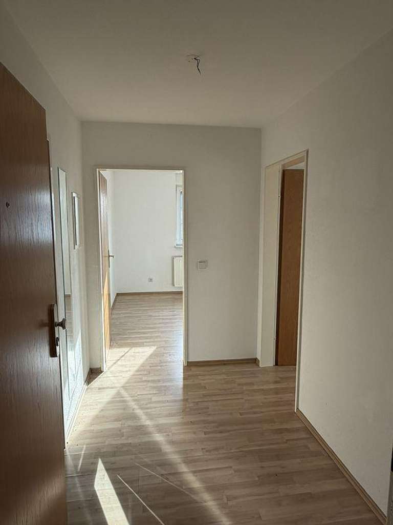 Immobilie in Meuselwitz - Südlich von Leipzig: Helle Zweiraumwohnung mit Südbalkon und Tiefgaragenstellplatz - Bild 2