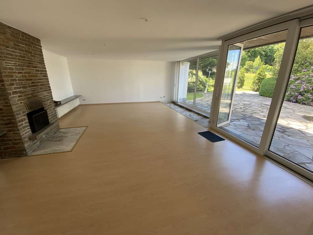 Immobilie in Ransbach-Baumbach - Viel Platz zum Leben - Großzügiges Anwesen auf
  2.300 m² Parkgrundstück - Bild 2