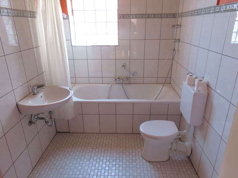 Immobilie in Eggenstein-Leopoldshafen - Zweifamilienhaus mit Nebengebäude und Garten in Eggenstein-Leopoldshafen - Bild 2