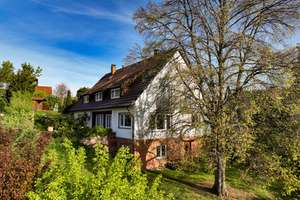 Freistehendes grosses Haus im Leerstand mit zwei Hälften in bester Lage