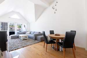 Großzügige 4-Zimmer-Dachgeschosswohnung mit beeindruckender Raumhöhe, Kamin und zwei Balkonen – Die vollständige Adresse der Immobilie erhältst du vom Anbieter., 81827 Waldtrudering, München – Vorschaubild 4