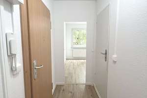 Modernes Bad! 3-Zimmer-Wohnung mit EBK und TV geschenkt! – Wolgograder Allee 62, 9123 Hutholz, Chemnitz – Vorschaubild 2