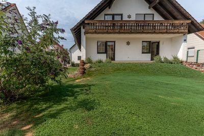 Helle 3-Zimmer-Erdgeschosswohnung mit großem Privatgarten, Terrasse & Garage