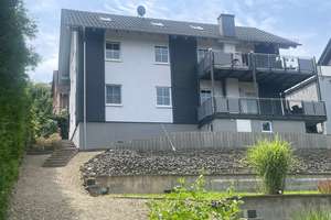 Melsungen: Stilvolles Zweifamilienhaus mit Dachloggia, stylischen Balkonen und tollem Garten – Die vollständige Adresse der Immobilie erhältst du vom Anbieter., 34212 Melsungen – Vorschaubild 2