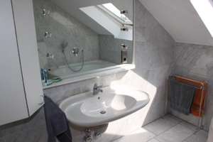 INPREX-IMMO GmbH - Helles Penthouse mit ruhigem Süd-Westbalkon, Kamin, 2 Bäder, Galerie etc. – Erlengrund 2, 50997 Rondorf, Köln – Vorschaubild 18