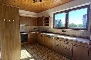 Großzügige 5-Zimmer-Splitlevel-Wohnung mit 153 m², Balkon, Garten und Kaminofen – Kirchweg 8, 75323 Bad Wildbad – Vorschaubild 11