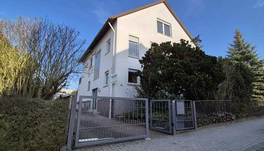 Bild von Zweifamilienhaus mit Garage und Garten in beliebter Wohnlage von Friedberg