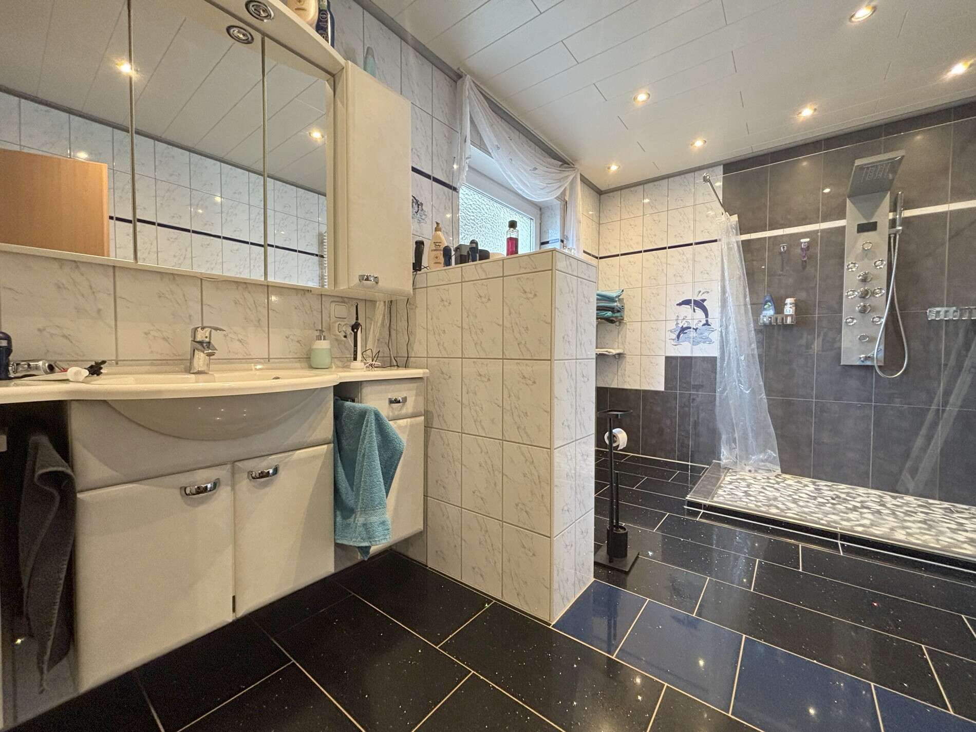 Immobilie in Lohra - Ihr Rückzugsort am Feldrand–Mehrfamilienhaus mit Garten, Pool und Sauna in Lohra-Kirchvers - Bild 2