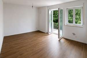 Moderne 2-Zimmer-Gartenwohnung mit Terrasse, Einbauküche & TG-Stellplatz in Bestlage von Ebersberg – Sieghartstraße 16, 85560 Ebersberg – Vorschaubild 4