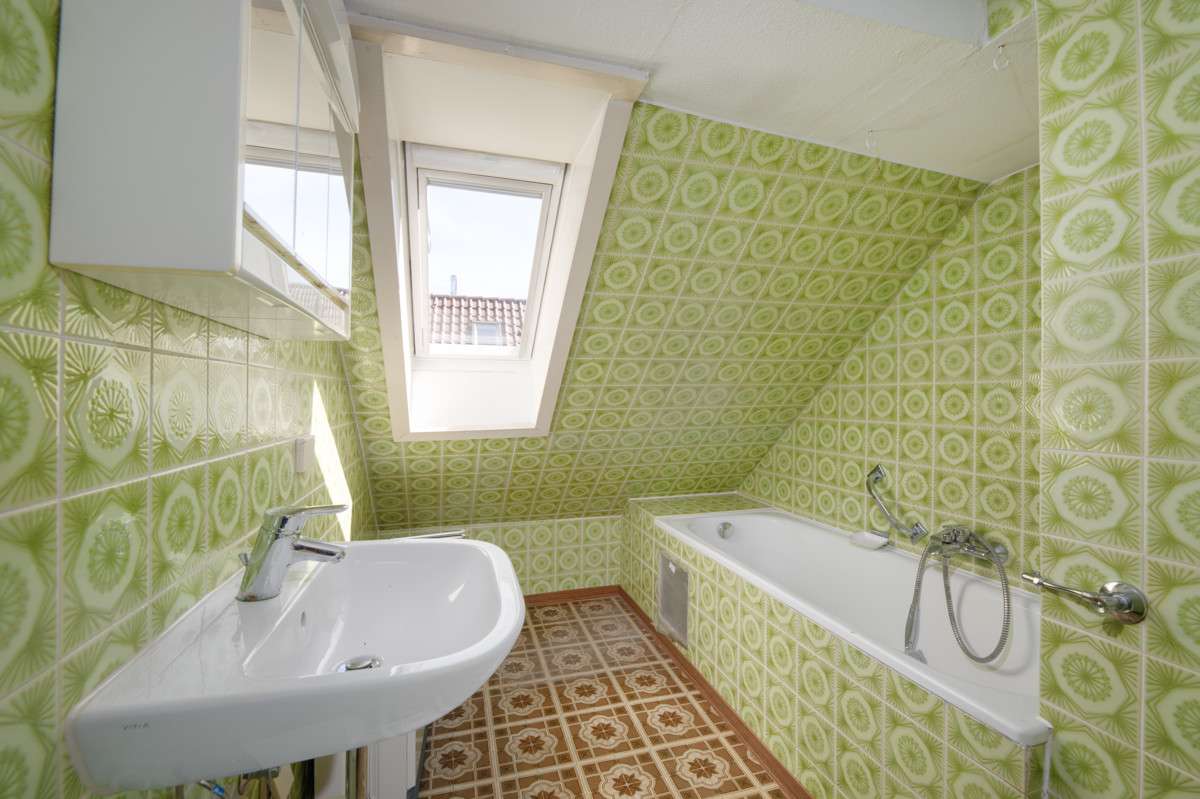 Immobilie in Ölbronn-Dürrn - Doppelhaushälfte mit Scheune und Garten! - Bild 1